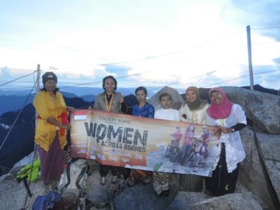 Rayakan Hari Kartini, Sekelompok Wanita Ini Naik Gunung Pakai Kebaya!